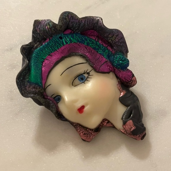 VTG Art Deco Lady Face Head Brooch Pin With Metallic Hat Accents - Picture 2 of 16